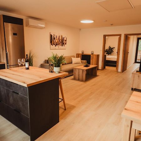 乌拉卡酒店 Ostrožská Nová Ves 外观 照片