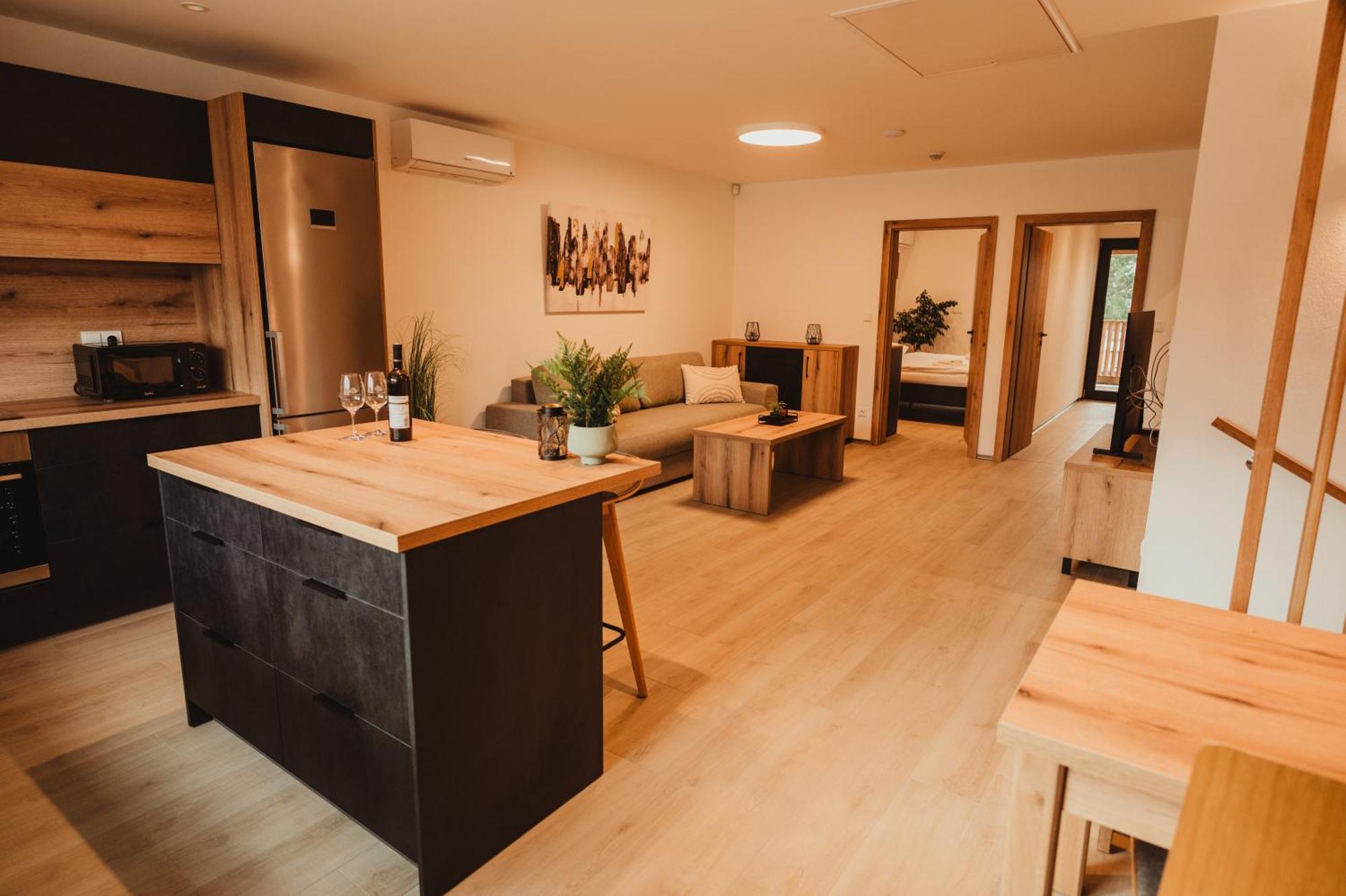 乌拉卡酒店 Ostrožská Nová Ves 外观 照片